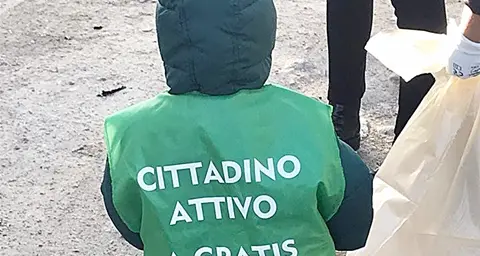 Bambini e adulti ripuliscono dai rifiuti Sant’Elia: “Se non ci pensa il Comune lo facciamo noi”