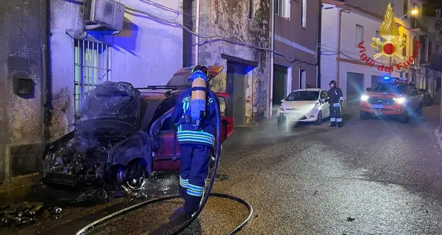 Notte di fuoco a Burgos: bruciata un’auto con bombola GPL all’interno