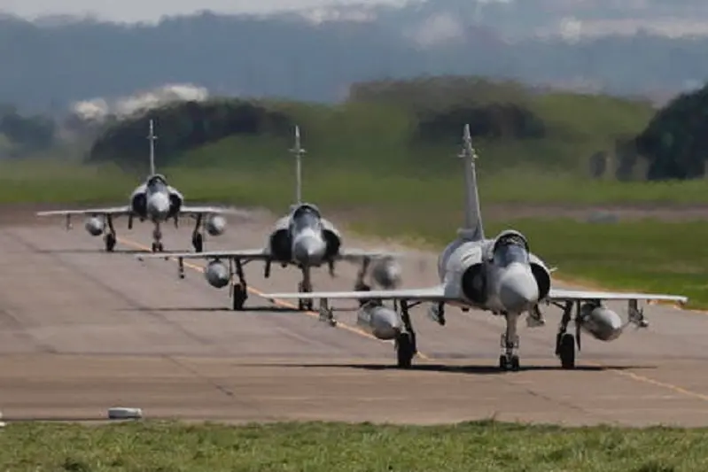 epaselect epa10109557 Three Taiwanese Air Force Mirage 2000-5 fighter jets taxi on the runway before take off at an airbase in Hsinchu, Taiwan, 07 August 2022. Following a visit of US House of Representatives Speaker Pelosi to Taiwan, the Chinese military started to hold a series of live-fire drills in six maritime areas around Taiwan\\'s main islan from 04 to 07 August 2022.  EPA/RITCHIE B. TONGO