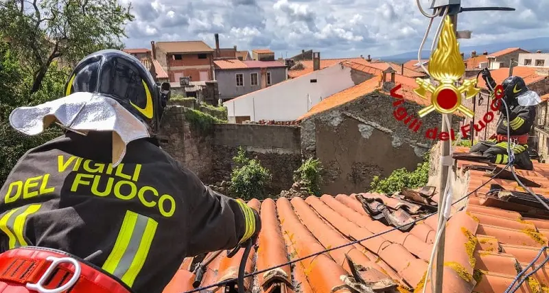 Busachi, in fiamme il tetto di un'abitazione: evacuato lo stabile