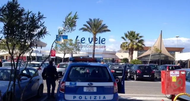 Ecco il video dell'assalto agli uffici del centro commerciale Le Vele