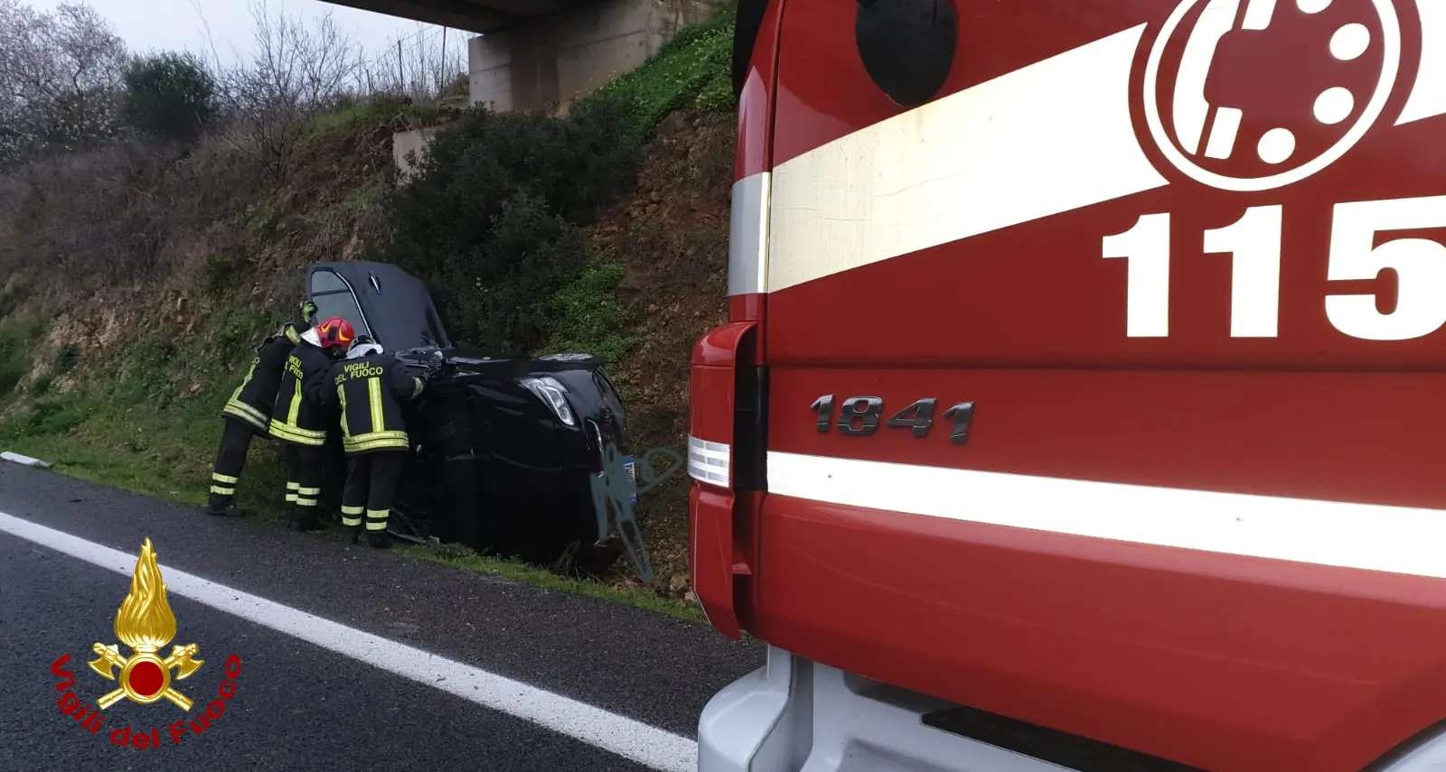 Auto fuori strada sulla quattro corsie Sassari - Alghero