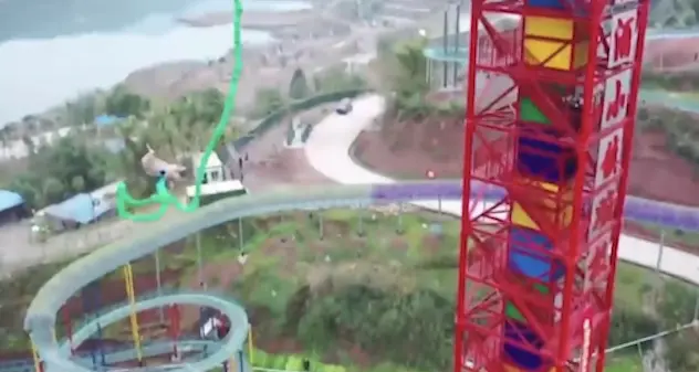 Cina. Maiale lanciato dal bungee jumping per inaugurare un parco divertimenti. Sdegno sui social