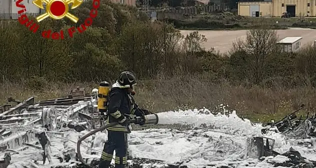 Tempio. Incendio distrugge camper nella zona industriale