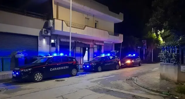 Carloforte. Minaccia i familiari e distrugge la casa: 33enne arrestato