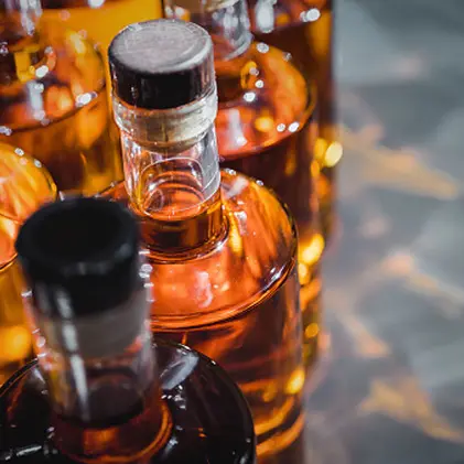Conclave imminente: cardinale svuota minibar di alcolici credendo che siano gratis