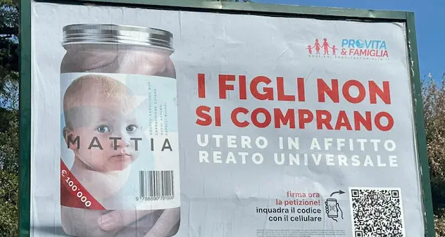 “I figli non si comprano”. I manifesti di Pro Vita contro la maternità surrogata