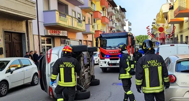 Quartu, perde il controllo dell'auto e si ribalta dopo aver urtato veicoli in sosta