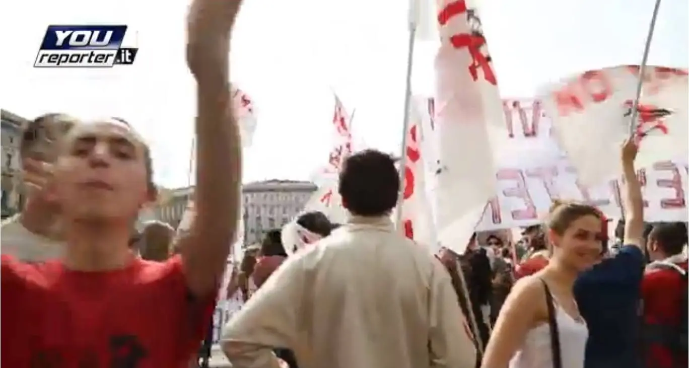 25 aprile. Coro shock a Milano: \"A morte i due marò!\" | GUARDA IL VIDEO