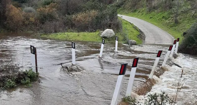 Oniferi. Ponte sommerso dall’acqua: il sindaco ordina la chiusura della strada