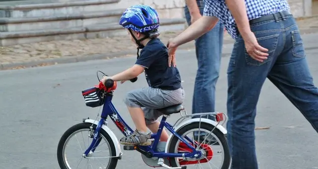 Investe e uccide anziana mentre impara ad andare in bici: padre accusato di omicidio colposo