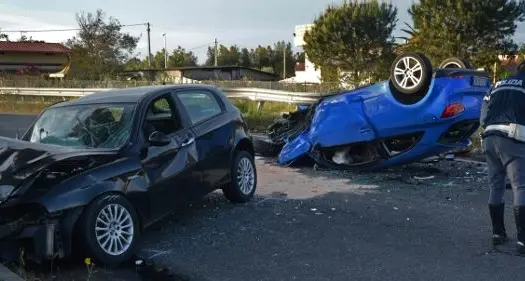 Terribile schianto a Oristano per colpa di un pirata, feriti due giovani