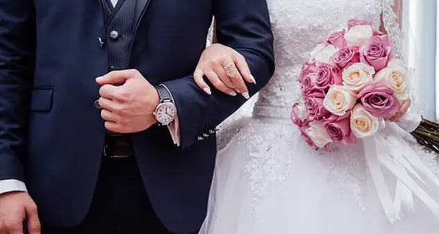 Sposa chiede soldi agli invitati per pagare il matrimonio ma nessuno le dà nulla