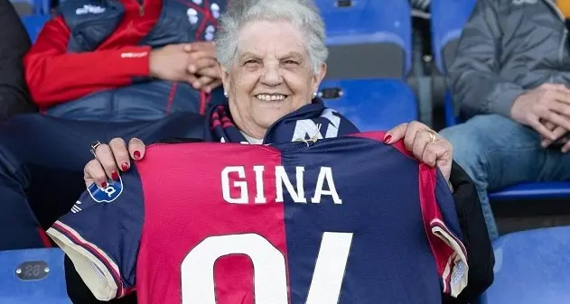 Cagliari. Nonna Gina omaggiata allo stadio con la maglia per i suoi 94 anni