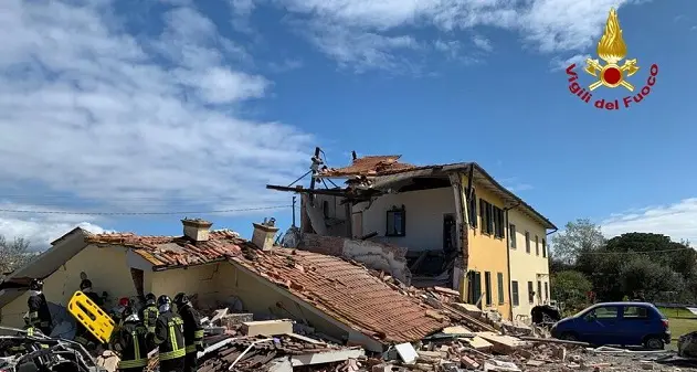 Lucca. Terribile esplosione distrugge una casa: morto un uomo, grave la moglie