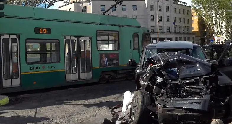 Incidente d’auto per Ciro Immobile: si scontra con un tram con il suo suv