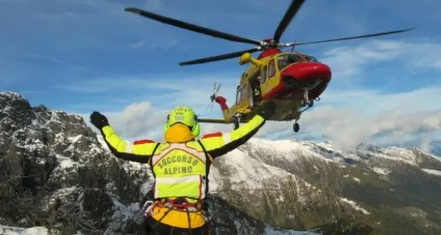 Donna trovata morta in un sacco a pelo: è giallo a Bolzano
