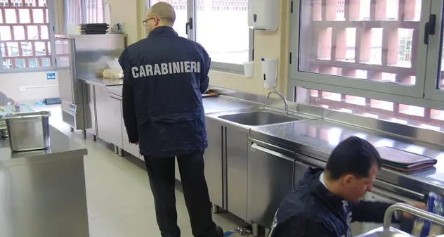 Pessime condizioni igieniche, cibi mal conservati e bagni inagibili: i Nas chiudono un locale a Cagliari