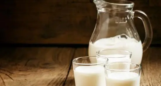 Tracce di antibiotico nel latte italiano venduto nei supermercati