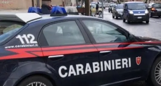 Cosparge la compagna di benzina e tenta di darle fuoco. Arrestato un uomo