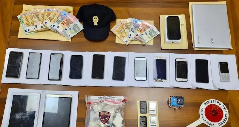 Sassari. Diecimila euro in contanti, 12 telefonini, droga e carte di credito: arrestato un 27enne