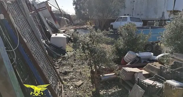 Uta. Allevamento di maiali in una discarica abusiva, scatta il sequestro della Forestale
