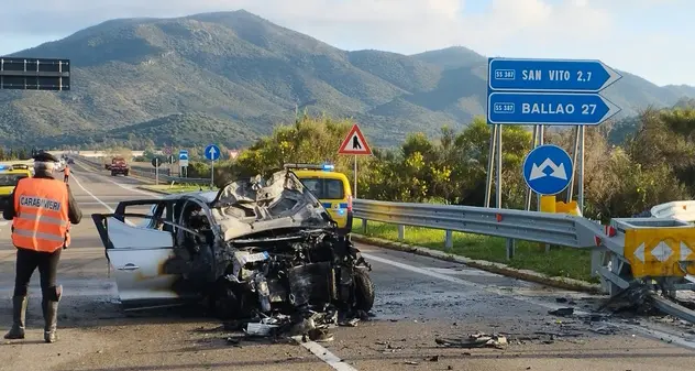 San Vito. Auto urta guard-rail e prende fuoco: in ospedale una famiglia