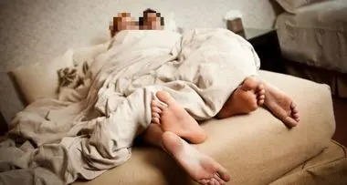 La moglie e l’amante lo sorprendono con una terza donna: un 55enne finisce in ospedale