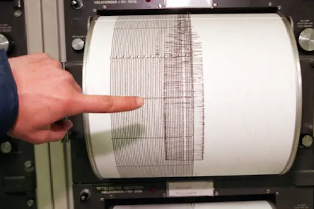 20090405 -ROMA-CRO: TERREMOTI: PROTEZIONE CIVILE; MAGNITUDO 4.6, NESSUN DANNO . Nell\\'immagine d\\'archivio, un  sismografo della sala operativa di Roma dell\\'Istituto Nazionale di Geofisica. Ha avuto magnitudo 4.6, con epicentro tra i comuni di Forli\\', Forlinpopoli e Castrocaro Terme, in provincia di Forli\\', e di Faenza in provincia di Ravenna, la scossa che e\\' stata avvertita questa sera in varie regioni  dell\\'Italia centrale. Lo rende noto il Dipartimento della Protezione civile. ANSA /FILIPPO MONTEFORTE /JI