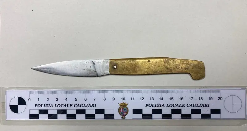 Cagliari, fermato per un controllo viene trovato con un coltello: nei guai un 20enne