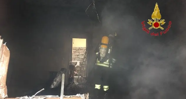 Appartamento in fiamme in pieno centro abitato