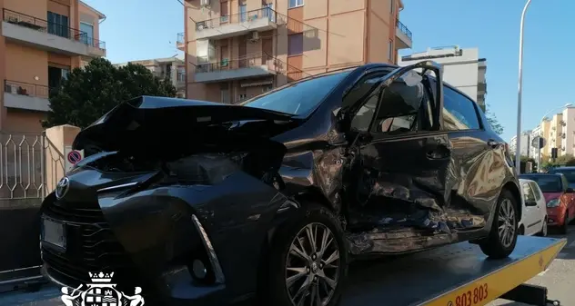 Scontro tra due auto a Cagliari: 22enne in prognosi riservata