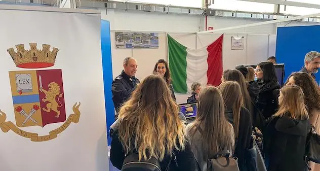Lo stand della polizia al Sardinian job day 2020