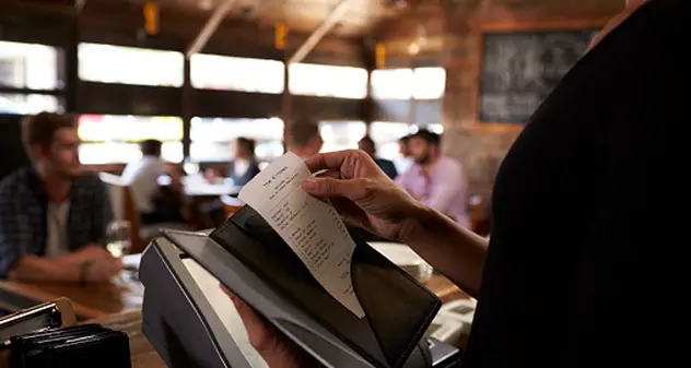 Aspettano troppo per pagare il conto e aggrediscono una famiglia: follia al ristorante