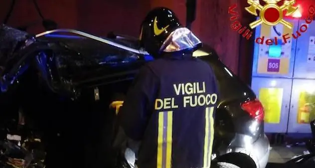 Schianto in galleria: inutili i soccorsi per un 23enne
