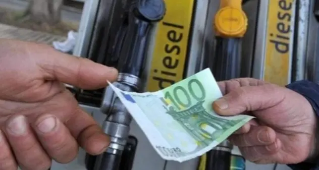 Benzina, oggi forte discesa dei prezzi