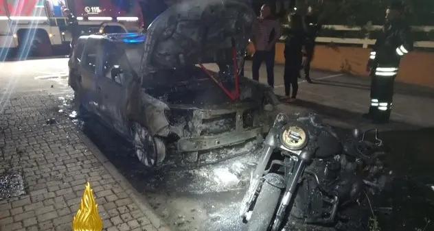 Viddalba. A fuoco un’auto all’interno di un residence