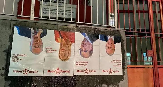 25 aprile, foto capovolte di Meloni e La Russa su manifesti a Napoli