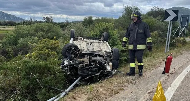 Perde il controllo dell’auto e finisce contro il guard rail: conducente in ospedale