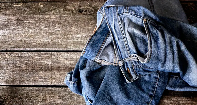 Jeans, gonne, cappotti e pigiami: quante volte si possono indossare prima di lavarli?