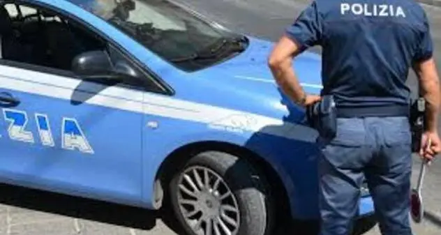 Disabile dà fuoco ai mastelli della raccolta differenziata: denunciato dalla polizia