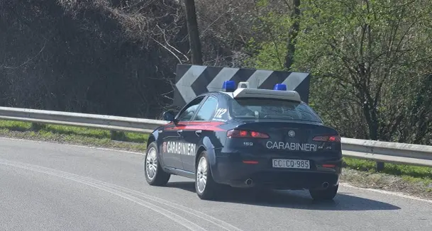 Gesturi. Autotreno sbanda in curva e perde carico pesante: intervento carabinieri e Anas