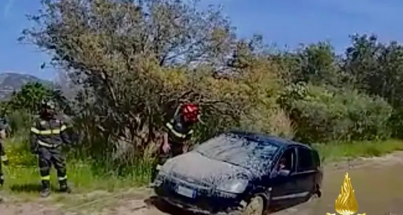 Olbia: famiglia resta impantanata con l’auto nel fango, soccorsi dai Vigili del fuoco