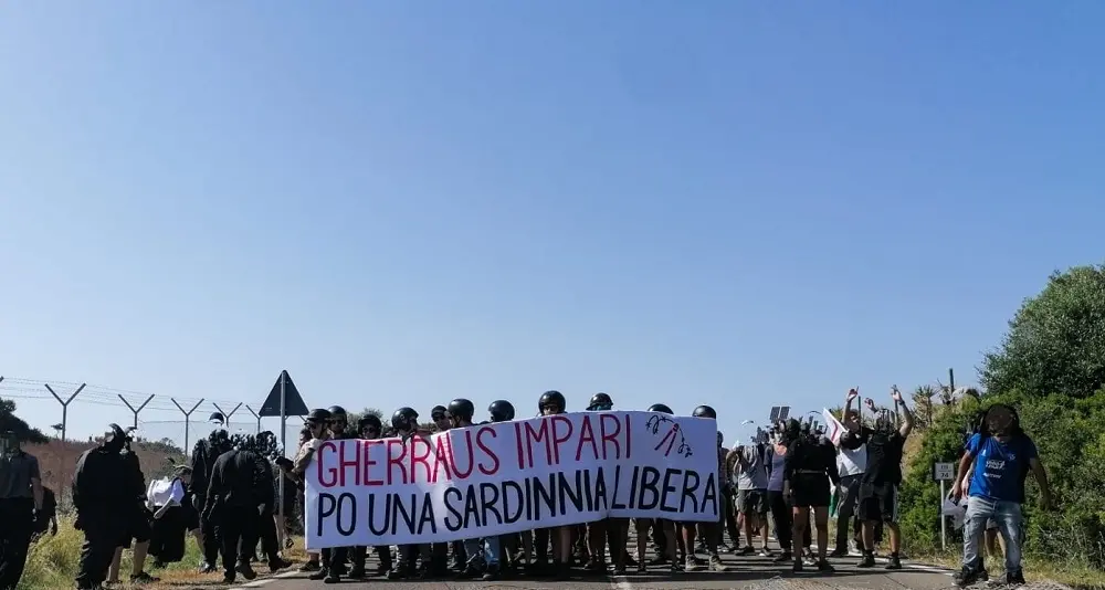 Decimomannu. Idranti della Polizia in azione al corteo degli antimilitaristi