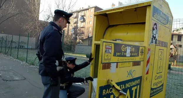 Dramma a Milano: neonata trovata morta dentro un cassonetto per la raccolta di abiti