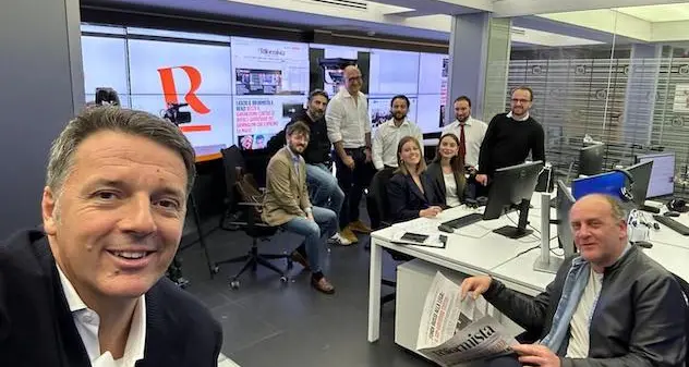 Editoria: Renzi posta foto da redazione Riformista, 'ci vediamo il 3 maggio'
