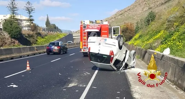 Si ribalta con l’auto sulla SS 131