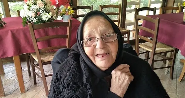La nonnina di Gesico spegne 100 candeline: auguri, tzia Maria Grazia