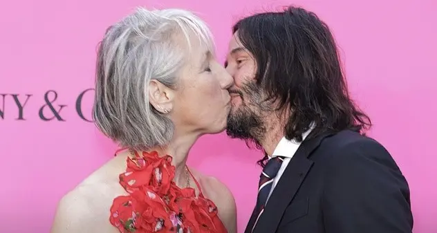 “Sembra sua nonna”: perché tanti commenti spietati contro la fidanzata di Keanu Reeves?