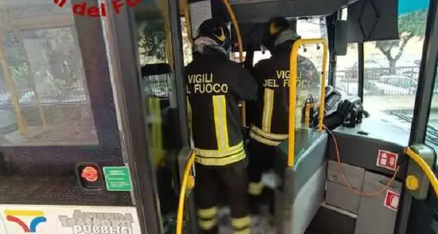 Principio d'incendio su un bus a Sassari, illesi i passeggeri